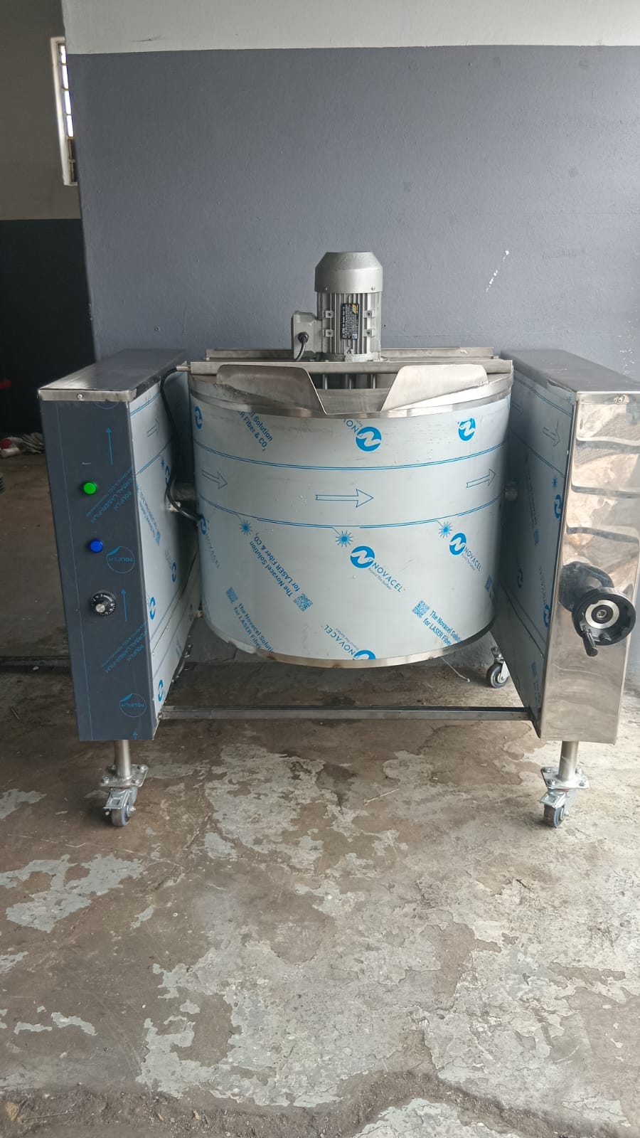 Oil/Water Tilting Mixing Tank — Heated Mixing & Easy Discharge