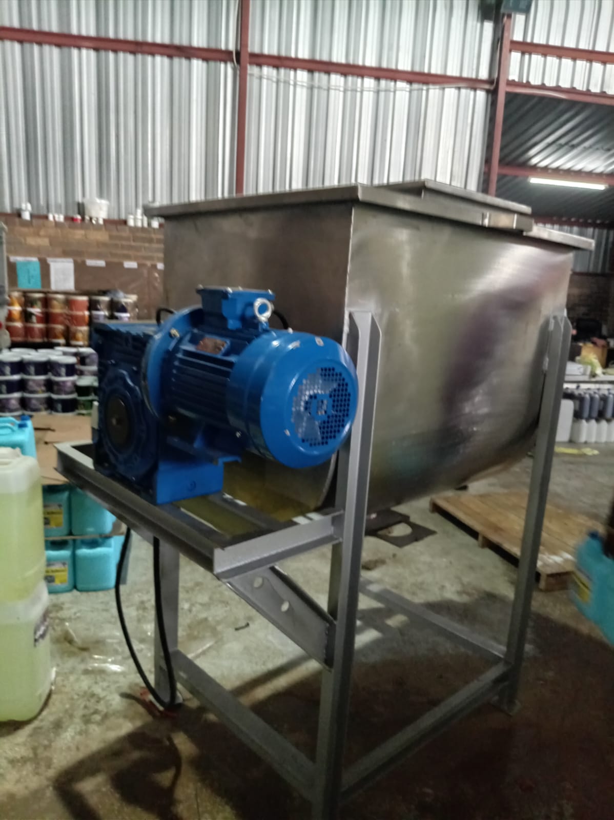 Stainless steel ribbon blender with blue motor used for powder detergent mixing