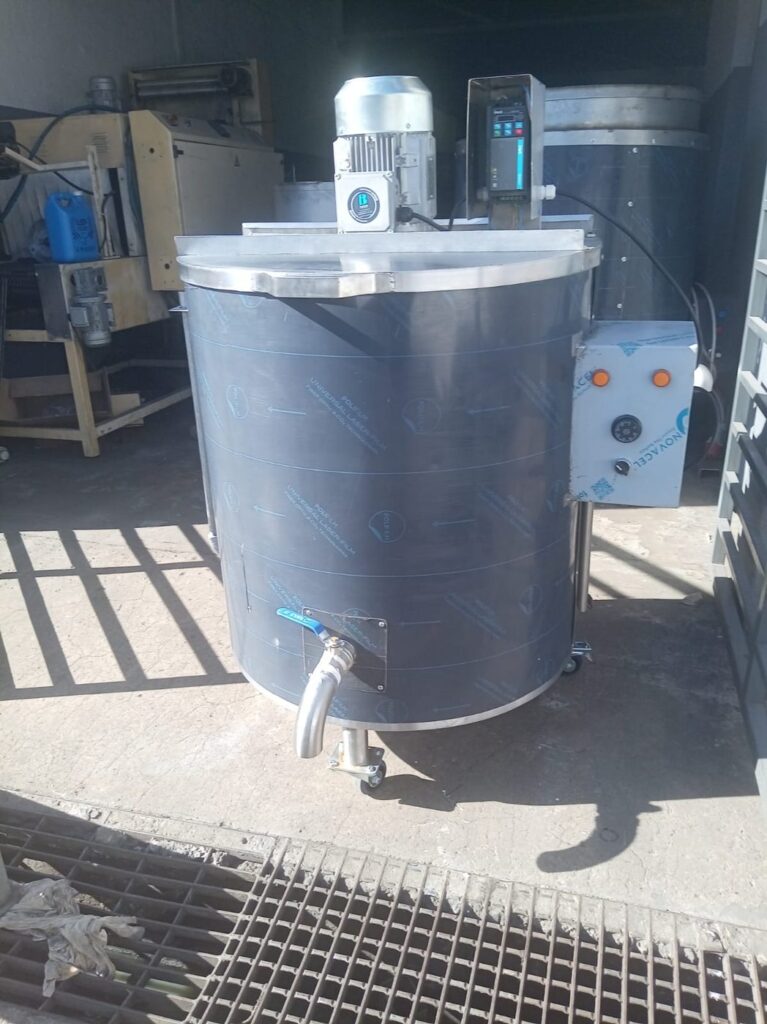 Liquid detergent mixing tank with top-mounted motor, control box and bottom discharge valve