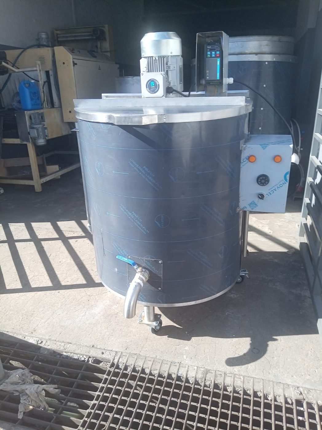 Liquid detergent mixing tank with top-mounted motor, control box and bottom discharge valve